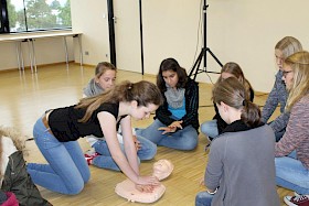Lara Schiele aus Klasse 10 führt vor, wie Herzdruckmassage richtig anzuwenden ist.