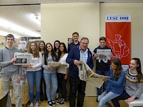 Die Schüler des Seminarkurses Medien mit Reporter Andreas Lin