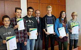 Die erfolgreichen Mathe-Olympiade-Teilnehmer: Jan Bollian, Christoph Birkel, Hendrik Schillinger, Lars Thießen, Laetitia Dobiasz, Lennart Laqua – und in der Mitte Schulleiter Stefan Ade.