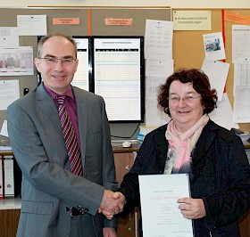 Schulleiter Stefan Ade gratuliert Hanna Schwichtenberg zu ihrem 40jährigen Dienstjubiläum.