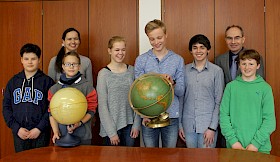 Siegerehrung der besten Erdkunde-Kenner der Schule: Maximilian Kritter, Sabine Appel, Juniorsieger Friedrich Best, Emma Maschat, Schulsieger Jakob Gieser, Lars Angstmann, Stefan Ade, Fynn Janson.