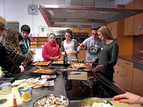 Beste-Freunde: Hebelianer backen mit Comeniusschülern Pizza.
