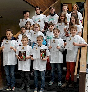 Alle im T-Shirt mit Aufschrift „Bolyai“ – die Preisträger des Mathematikwettbewerbs bekamen außerdem noch Urkunden, Bücher und Knobelspiele.