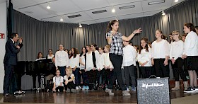 Kjara Krunic als „Chorleiterin“ führte durch den etwas absurden Musikabend.