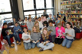Die Klasse 5e freut sich über die geschenkten Bücher zum „Welttag des Buches“.