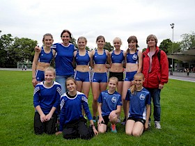 Das junge Team des Hebel-Gymnasium beim Leichtathletik-Kreisentscheid in Mannheim, betreut von Christine Braun und Marion Strommer.