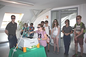 Die Hebel-Mathe-Asse durften spielerisch die Innovation „EinsteinVision“ der Firma Aesculap testen: Bei einer kameragestützen Operation sieht man auf dem Monitor den Körperinnenraum dreidimensional – Hier aber wendet Fünftklässlerin Lena Keidel das Gerät an, um bei einem Mini-Fußballspiel den Ball ins Tor zu bugsieren…