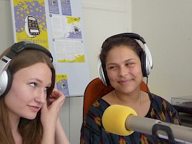 Schülerinnen des Deutschkurses bei Aufnahmen im Studio.