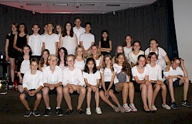 Die Gesangsklasse 7c gab ihr Abschiedskonzert, mittendrin Gesangslehrerin Elena Spitzner und Musiklehrer Rudolf Steinhübel.