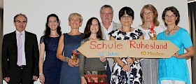 Schulleiter Stefan Ade (li) verabschiedete schweren Herzens Jeanette Rocco, Angelika Lüddecke, Nadja Machmer, Alfred Sessler, Renate Häfner-Winter, Christa Albrecht und Marianne Gscheidlen.