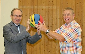 Teamplayer Jörg Seiler (re) freut sich über sein 40jähriges Dienstjubiläum, Schulleiter Stefan Ade weiß das