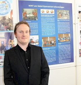 Der neue Mathematik-Fachleiter Enrico Malz präsentierte bei der Ehrung zur MINT-freundlichen Schule die zahlreichen Aktivitäten am Hebel-Gymnasium.