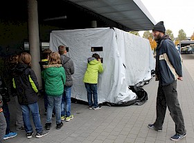 Spannender Blick in den Dunkeltunnel: Sven Becker vom ADFC bespricht anschließend was die Schüler gesehen haben