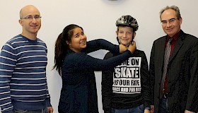 Verkehrsbeauftragter David Kuhs (links) und Schulleiter Stefan Ade (rechts) freuen sich über die ersten Verkehrsmentoren Melanie Kollinger und Marius Lauff am Hebel-Gymnasium.