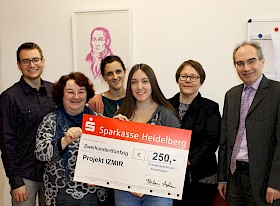 Andreas Syrowatka, Hanna Schwichtenberg, Valeria Linder, Celina Gleich, Silke Schnepf und Stefan Ade freuen sich, dass für Flüchtlingskinder 250 Euro gespendet wurden.