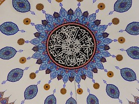 Kalligraphische Kunst in der Kuppel der Moschee