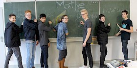 ie Preisträger beim Landeswettbewerb Mathematik lösen ihre Knobel-Aufgaben in den Mathe-AGs gerne an der Tafel: Timo Fritsch, Josh Homann, Alim Bhatti, Laetitia Dobiasz, Lars Thießen, David Edel und Felix Messner.