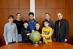 Alle lieben Erdkunde: Schulsieger Lars Angstmann, Sabine Appel, Unterstufensieger Alexander von Homeyer, Martin Wilhelm, Niklas Bürkner, Artur Heinrich, Leonard Bürkner, Schulleiter (und Geografie-Lehrer!) Stefan Ade.