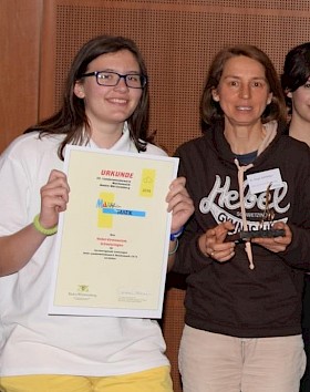 Laetitia Dobiasz (links) und Birgit Schillinger, Leiterin der Mathe-AGs, nahmen die Ehrung für das Hebel-Gymnasium in Empfang.