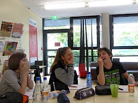 Die Schüler haben sichtlich Spaß beim Poetry-Slam-Workshop. von li: Naema Keßler ( 8.Kl.), Kjara Krunic ( 10. Kl.) und Nikola Krunic ( 8.Kl.).