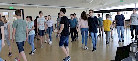 Die Klasse 8c bei theaterpädagogischen Training - da war Konzentration beim genauen Zuhören gefragt: Die Aufforderung „Weitergehen“ bedeutete „Stoppen“ und umgekehrt.
