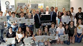 Feierliche Übergabe des Geo-Koffers in der Geo-Stunde der 8b.