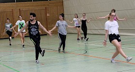 Tolga Güldagar (3.v.l.) studierte bei einem Hip-Hop-Workshop im Sportkurs eine anspruchsvolle Choreografie ein.
