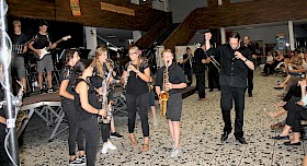 Bei der Zugabe verließen Musiker und Dirigent Alexander Sperl (rechts) das Podium und „spazierten“ durch den Saal.