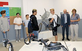 Bärbel Seefeldt (ganz rechts) führt Schulleiter Stefan Ade durch die von ihr koordinierte Fahrrad-Ausstellung.