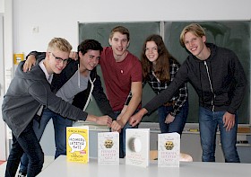 Die Mathe-Cracks Lars Thießen, Daniel Schiller, Rouven Gerischer, Lara Schiele und Cornelius Zenkert gewannen beim prestigeträchtigen Oberstufenwettbewerb in Heidelberg dank einer starken Teamleistung und freuen sich über ihren Gewinn: spannende Mathe-Bücher von Simon Singh.