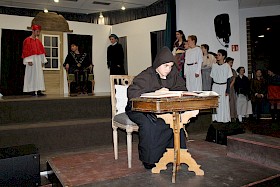 Die Lebensstationen von Martin Luther (Moritz Kies) werden in dem Musical