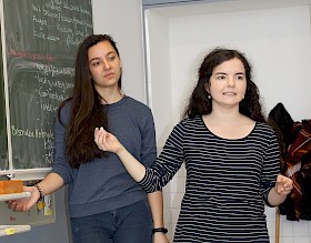 Die Mathematik-Studentinnen Nadine Zürn und Alina Ludwig von der Universität Mannheim waren dieses Semester Gast in der Mathe-AG.