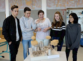 Das siegreiche Team mit Dennis Bollian, Nils Hardt, Franziska Bösinger, Samira Klingel und Sonephet Phothirath hat sich Gedanken gemacht, wie Städte der Zukunft aussehen könnten.