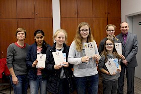 Die betreuende Lehrerin Marion Strommer und Schulleiter Stefan Ade (außen) überreichten Geschenke an Iman Mirza, Elisabeth Eichinger, Lara Buhmann, Leonie Hofstetter und Pauline Junker.