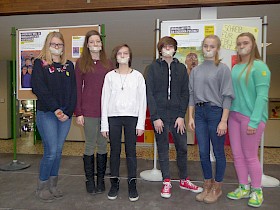 „Ich will meine Meinung sagen dürfen“ – In einer kleinen Theaterszene verdeutlichen Ellen Angstmann, Nele Morath, Naema Kessler, Lars Angstmann, Alisa Enichlmayr und Martina Bijelic, wie Menschen mundtot gemacht werden und welch wichtiges Menschenrecht die Meinungsfreiheit ist.