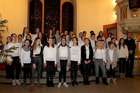Die Gesangsklassen unter der Leitung von Rudolf Steinhübel gestalteten den Gottesdienst musikalisch mit.