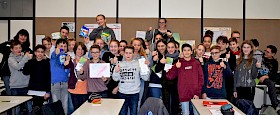 Die Klasse 7e hat durch ihren Kuchenverkauf 200 Euro an Freezone gespendet und außerdem noch Nützliches, wie beispielsweise Waschpulver, mitgebracht.