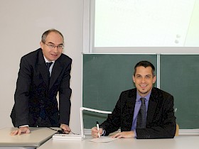 Sparkassen-Filialleiter Michal Goth (rechts) war von den vielfältigen Einsatzmöglichkeiten des Visualizers beeindruckt, Schulleiter Stefan Ade freut sich über die Anschaffung, die dank einer Spende der Sparkasse möglich war.