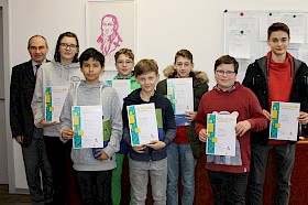 Stefan Ade freut sich über die Mathe-Erfolge von Laetitia Dobiasz, Eliseo Carrasco Krämer, Jonas Lewin, Moritz Carl Brand, Levente Mihalyi, Eike Janson und Timo Fritsch.