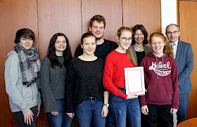Lars Angstmann, Katharina Faude, Florine Feurer, Frederik Adam, Maja Hörnstein, Cornelia Bode (Betreuende Lehrerin der Sani-AG), Vanessa Palumbo, Schulleiter Stefan Ade.