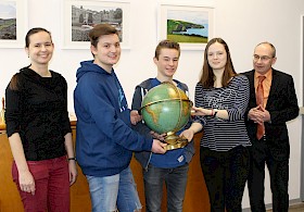 Organisatorin Sabine Appel (links) und Schulleiter Stefan Ade (rechts) freuen sich über die Erdkundeleistungen der Schulbesten beim Geographie-Wettbewerb: Martin Wilhelm (2. Platz), Paul Erning (Schulsieger) und Paula Herz (3. Platz).