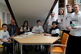 Schulleiter Stefan Ade (2.v.l.) gratulierte den Mathe-Assen Jonas Wendtland, Michelle Dittes, Levente Mihalyi, Florine Feurer, Kai Schüler, Amélie Hörstel, Julian Filsinger und Luca Gutekunst.