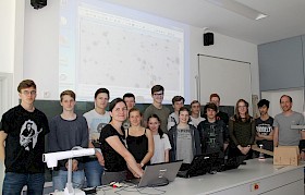 Carolin Liefke (am Laptop links) vom Haus der Astronomie erklärt dem Kurs von Florian Seitz (rechts) die Asteroidensuche.