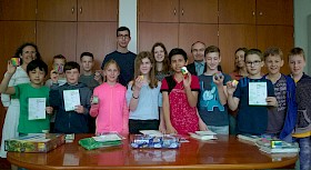 Elke Birkel (Elternbeirat), Felix Zhang, Moritz Braun, Aaron Leonard, David Waeldin, Angelina Georg, Felix Messner, Michelles Dittes, Lara Schiele, Eliseo Carrasco Krämer, Schulleiter Stefan Ade, Levente Mihalyi, Claudia Emmerich (Mathematiklehrerin), Felix Leins, Moritz Brand, Felix Richter.