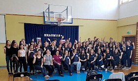 Die Teilnehmer und Teilnehmerinnen des Erasmus+-Treffens in Puławy. SchülerInnen aus Polen, Ungarn, Rumänien, Tschechien und Deutschland tauschen sich zum Thema „Menschen mit geistigen Behinderungen“ und „soziales Engagement“ aus.