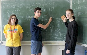 Haben ihren Spaß beim Mathe-Knobeln und trugen zu dem Schulerfolg im Landeswettbewerb bei: Laetitia Dobiasz (9c), Felix Messner und Jan Vomstein (beide 10c).