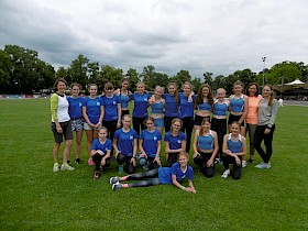 Die beiden Teams freuen sich über Platz drei beziehungsweise fünf. Jeweils außen die Betreuerinnen Annette Abendschein (links), Christine Braun, Anne Braun (rechts).