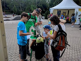 Hebel-Schüler Luis Erb (blaues T-Shirt) erklärt den Besuchern, wie mit einem Theodoliten Entfernungen gemessen werden.