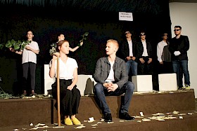 Milliardärin (Viola Koc) will sich an ihrem ehemaligen Jugendfreund (Mika Kiefer) rächen. Die tragische Komödie „Der Besuch der alten Dame“, eine Parabel über die Versuchung, wurde von der Theater-AG des Hebel-Gymnasiums sehr beeindruckend in Szene gesetzt.