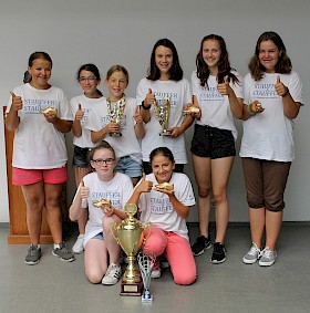 Die Mädels vom Hebel-Gymnasium gewannen bei Fußballturnier einen Pokale und goldene Fußballschuhe: Jana Böckmann, Serena Gelfo, Emma Rosenberger, Jana Schäfer, Maxine Kocher, Sarah Dürck, (vorne:) Zoé Schwarz, Maya El Cheikh Zein.
